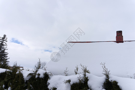 严寒的冬季风景 屋顶屋顶被雪覆盖爬坡道高清图片素材