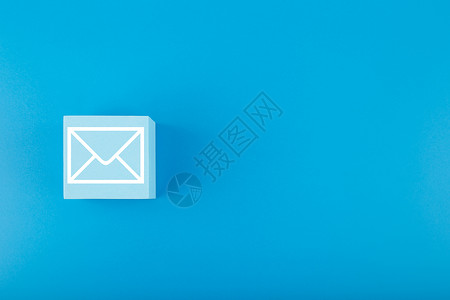 电子邮件概念 在蓝色背景和复制空间的蓝色背景下 在玩具广场上绘制信封地址高清图片素材