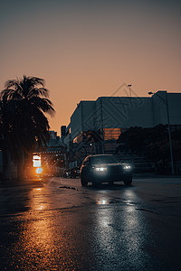 日落时开车下迈阿密街背景图片