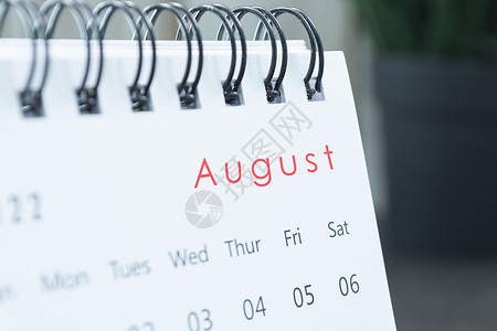 2022年8月白银日历与陶工厂 新年概念植物商业桌子月历办公室假期营销学校日程日历最后期限高清图片素材
