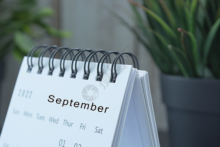 2022年9月白银日历 配有陶工厂会议桌子新年规划师日程教育营销商业日记办公室概念高清图片素材