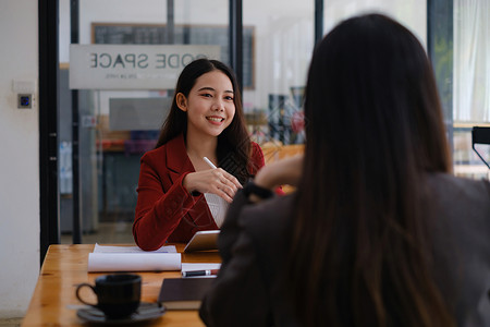 自我介绍图片在面试时 身穿西装的女人 自我介绍一下自己的情况 你认识她吗老板员工会议团体合作合伙问候语招聘团队成功背景