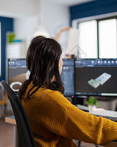 年轻女工业工程师在Pc工作 配有两台监视器绘画界面项目企业家团队原型电脑工程手写笔桌子网络高清图片素材