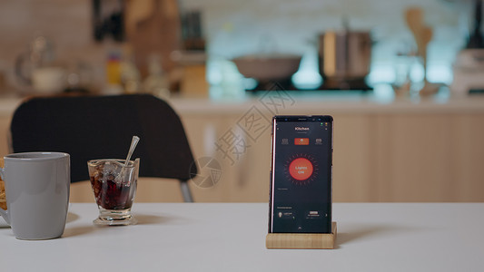 厨房小电智能家居应用在空房子厨房桌子上的电话上软件灯泡网络力量手机互联网自动化活力屏幕界面背景