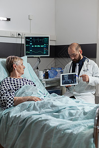 通过静脉注射获得药物的老年病妇女 患有性病的妇女疾病办公室男人诊所平板电脑外套诊断治疗师x射线女士高清图片素材