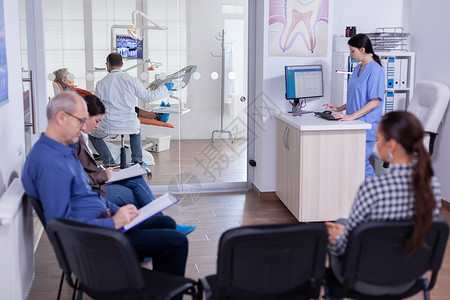 人口拥挤的口腔病候诊区 有填满表格的人门厅药品医生牙科椅子诊所患者女性访问写作背景图片