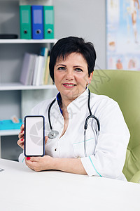 垂直相片医用医生向一个在卫生诊所使用带白屏幕的智能手机的病人展示检测结果 医生正在制作会议视频呼叫节目(电话)背景图片