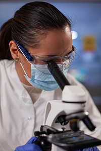 实验室中从事医学研究人员职业的女女性面具测试实验生物学工作化学家医生科学家研究员女士生物化学高清图片素材