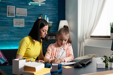 子女和父母一起在家做功课学习孩子童年知识学生写作电脑教育学校练习在室内高清图片素材