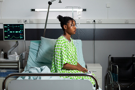 坐在医院病房床上的非洲青年美国人情况青少年诊断女士发烧咨询治疗保健职业药品患病的高清图片素材