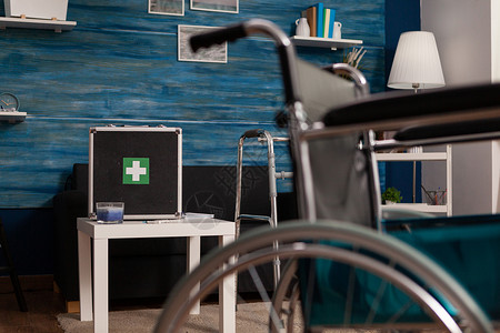 医院医疗包设备放在空起居室的桌子上 无人在客厅内护理装饰药品轮椅长椅治疗风格房间医疗沙发背景图片