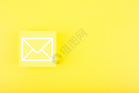电子邮件市场营销或通讯概念 信封以光黄色背景和复制空间在玩具广场上抽取的信封手机地址笔记本工作邮件消息安全隐私商业职场收件箱高清图片素材