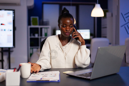 讨论金融战略的非裔美国女商业妇女 其疲劳乏力 紧张程度不足管理人员工作统计公司商务办公室桌子电脑工人技术背景图片