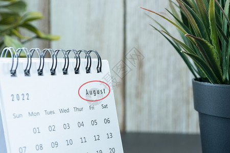 2022年8月白银日历与陶工厂 新年概念月历教育规划师桌子假期会议学校营销日程商业绿色的高清图片素材