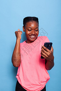 分机快乐的非洲裔美国年轻女性的画像收到了朋友的消息背景