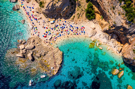 从上面看 卡拉马里奥卢著名的海滩 意大利撒丁岛努奥罗省的奥罗塞伊湾国家公园和被列为世界遗产 意大利撒丁岛旅行海岸线游泳地标假期游背景图片