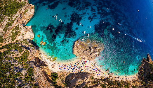 从上面看 卡拉马里奥卢著名的海滩 意大利撒丁岛努奥罗省的奥罗塞伊湾国家公园和被列为世界遗产 意大利撒丁岛旅行家庭海岸游艇沙丘游泳背景图片