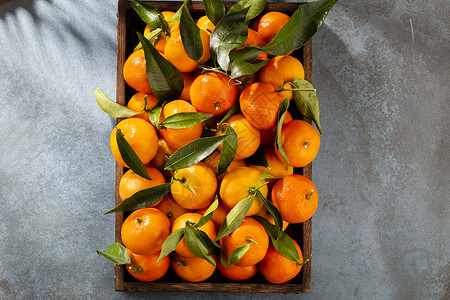 克莱果子或橘子 木箱里有叶子 顶层风景静物食物木板柑桔饮食乡村木头团体热带农业背景