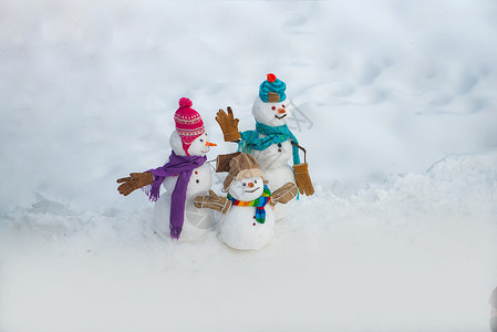 趣味英语班海报冬季销售横幅 雪人-父母和雪人孩子-冬天概念 可爱的雪人一家站在冬天的圣诞风景中背景