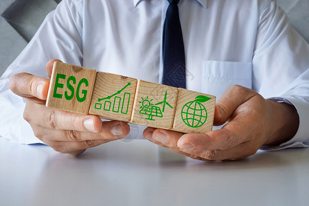经理展示带有 ESG 环境 社会和公司治理符号的立方体背景图片