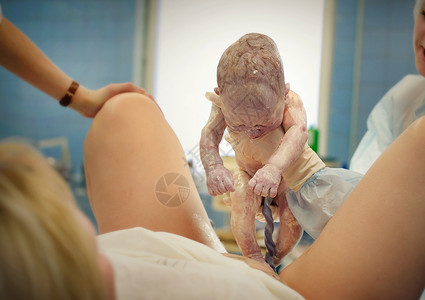 医院的医生抱着刚出生的新生儿 医生把刚出生的婴儿拿给妈妈看胎盘家庭女孩女士疼痛生活怀孕助产士孩子妇科医生医疗的高清图片素材