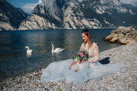 蓝发蓝礼服女孩一名女性在意大利一座山和湖的背景下被拍到照片 Torbole Torbole 的作者 Look Garda街道乐趣蓝色白色公主微背景