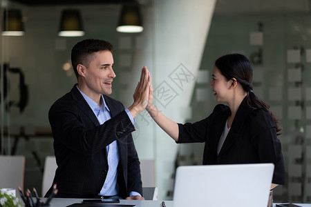 男女商业界人士为团队工作 多样性企业团队概念 打5个碰头的一把手背景图片