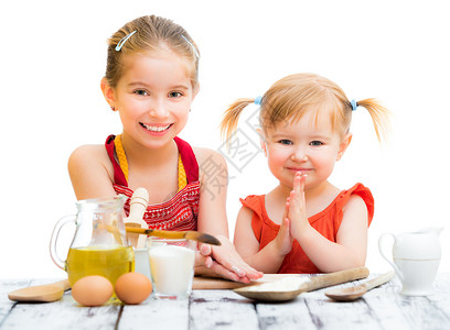 做饭的姐妹姊妹乐趣厨房牛奶婴儿烹饪幸福食物孩子面团面粉背景图片