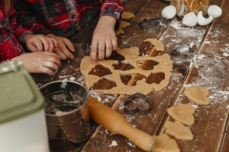 高角儿童一起在家做曲奇饼高清图片