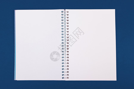 经典蓝色背景最上视图中的空白打开笔记本写高清图片素材