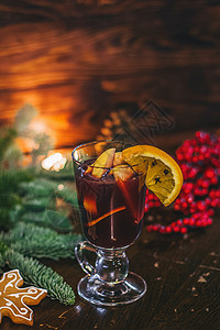 格林诺夫饮料红热饮料格林特温 香料 肉桂 火花 水果 棕色糖放在旧木制桌上 新年和圣诞假期概念花环酒精橙子蜡烛杯子玻璃庆典八角背景