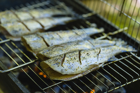 在木炭烧烤炉上准备新鲜鳟鱼白鱼鱼片野餐烹饪炙烤午餐网格派对烧烤钓鱼背景图片