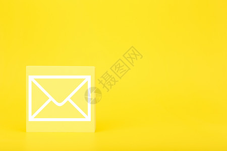 电子邮件市场营销或通讯概念 信封以光黄色背景和复制空间在玩具广场上抽取的信封工作技术网络手机电脑职场安全邮件邮箱商业现代的高清图片素材