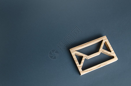 木制信封 联系的概念 邮政信件 邮件通知 通信互联网技术 电子邮件 互联网和社交媒体上的业务代表 反馈官方的高清图片素材