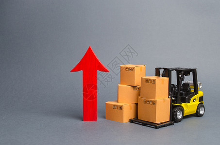 黄色渐变箭头有纸板箱和一个大红色箭头的黄色叉车 国家间贸易增加 国家商品受欢迎 经济增长 生产商品和产品的增长率背景