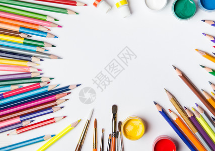 油漆刷 彩笔和水彩色的顶端视图高清图片