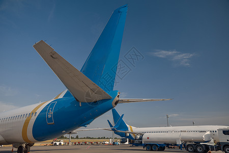 机场的两架现代大飞机 背景是蓝天和蓝天高清图片