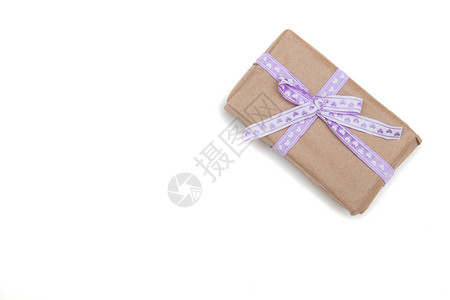 白色背景的白纸上 带银色丝带幸福紫丁香假期缎带家庭包装孩子编织工艺男人背景图片