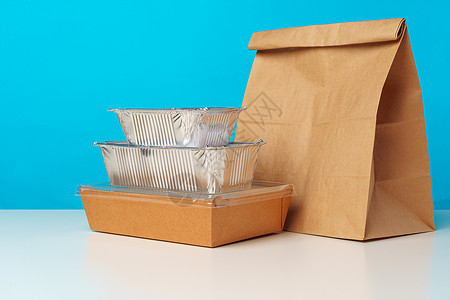 将吃进行到底将各种食品运送集装箱放在桌面上进行分批品牌塑料命令食物纸盒白色广告回收商业空白背景