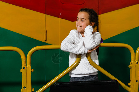 一个小女孩 靠近一辆大火车的车童年高清图片素材