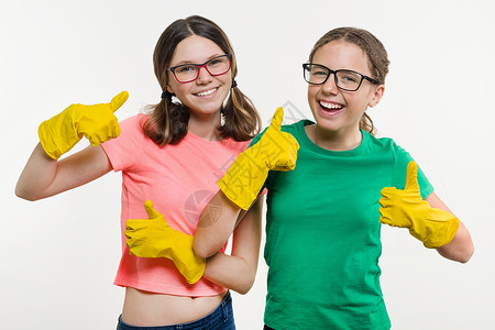 身穿黄色防护手套的少女们举起拇指橡皮高清图片素材