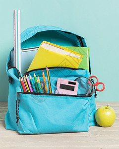 书包铅笔配有必需品的蓝色学校包背景