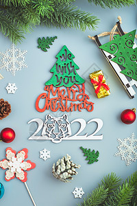圣诞节背景 有Xmas树和闪亮的bokeh灯光 白色玻璃装饰圣诞或新年球礼物蓝色庆典问候语魔法风格星星问候雪花静物背景图片