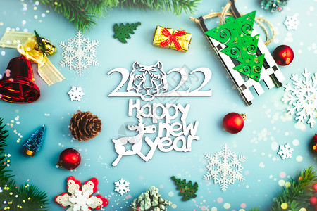 圣诞节背景 有Xmas树和闪亮的bokeh灯光 白色玻璃装饰圣诞或新年球礼物问候语魔法纸屑框架风格装饰品家庭假期季节背景图片