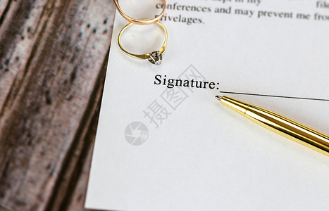 与两个金婚戒指和金笔的婚姻合同 婚前协议 宏观特写 签名 文件 协议概念文档仪式商业律师订婚夫妻珠宝证书假期家庭金子高清图片素材