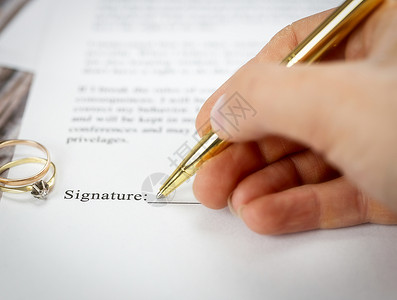 与两个金婚戒指和金笔的婚姻合同 婚前协议 宏观特写 签名 文件 协议概念圆圈法令离婚假期商业律师家庭婚礼文档仪式美丽高清图片素材