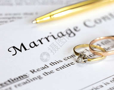 与两个金婚戒指和金笔的婚姻合同 婚前协议 宏观特写 签名 文件 协议概念珠宝婚礼商业离婚法令夫妻证书仪式律师订婚合法的高清图片素材