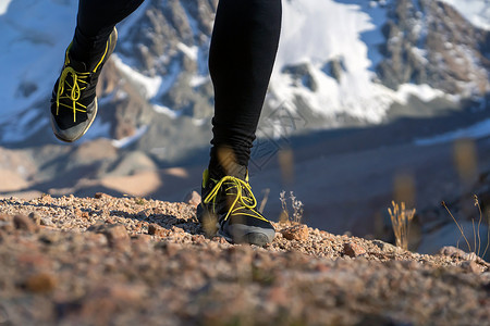 鞋山人正在山上奔跑 双腿紧紧男人日落峡谷男性跑步运动鞋气候运动内衣石头背景