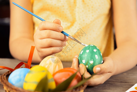 画彩蛋的孩子儿童为复活节涂上美丽的彩蛋背景