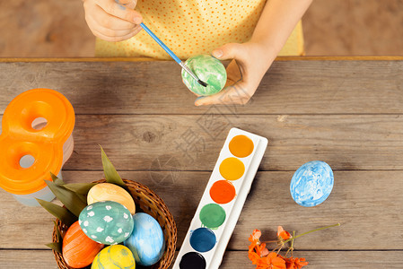 画彩蛋的孩子给复活节儿童涂彩蛋 最高视图背景